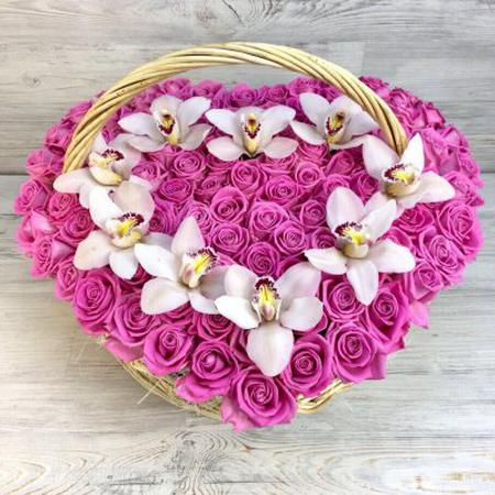 Сердце из 101 розовой розы и белых орхидеей