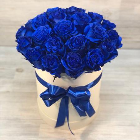 синие розы в шляпной коробке