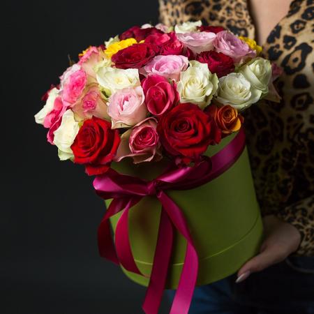 Букет "Шляпная коробка из 29 разноцветных роз "Бархатная любовь""